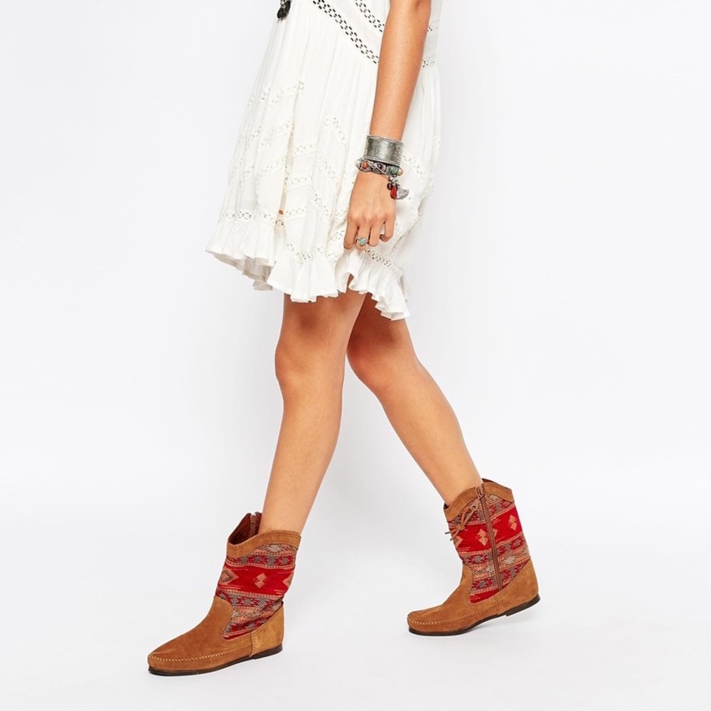 Minnetonka Red Baja and Tan Suede Moccasin Boots Size 8